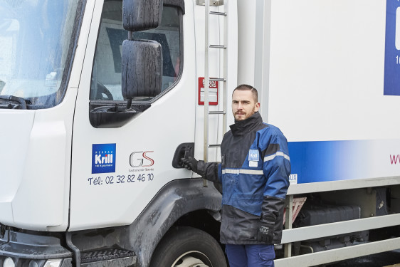 RKR Chauffeur devant son camion